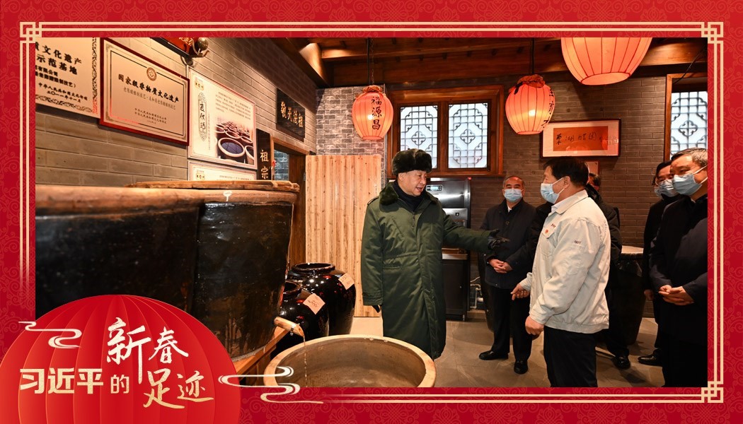 2022年1月27日，習(xí)近平總書記沿街巷察看山西平遙古城風(fēng)貌，走進(jìn)東湖老醋坊，了解當(dāng)?shù)亻_展特色經(jīng)營情況。