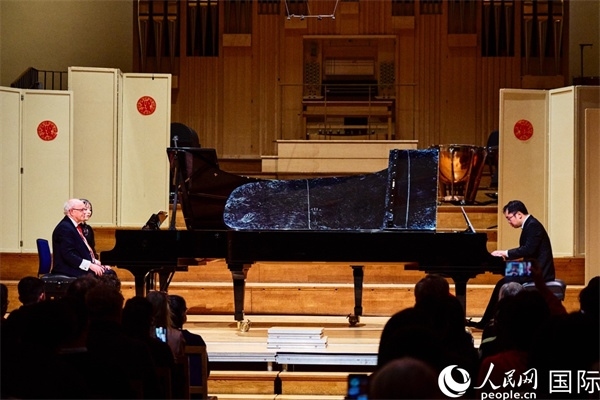 英國皇家音樂學(xué)院教授朱利安-雅格布森和旅英鋼琴家李勁峰演奏《黃河鋼琴協(xié)奏曲》。楊浩鵬攝