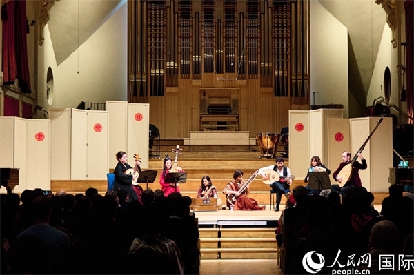 英國中樂團(tuán)和倫敦魯特琴樂團(tuán)演奏《絲綢之韻》。楊浩鵬攝
