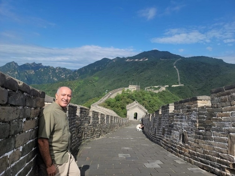 瓦里夫·庫邁哈在游覽長城時(shí)留影。受訪者供圖