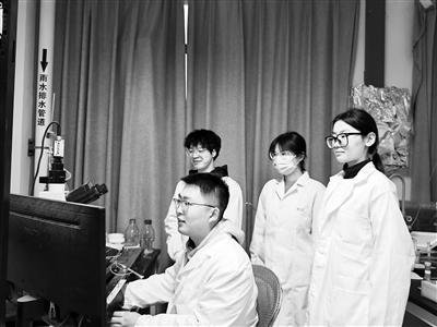 西安交通大學教授王昌河團隊在進行多巴胺分泌電化學檢測。受訪者供圖