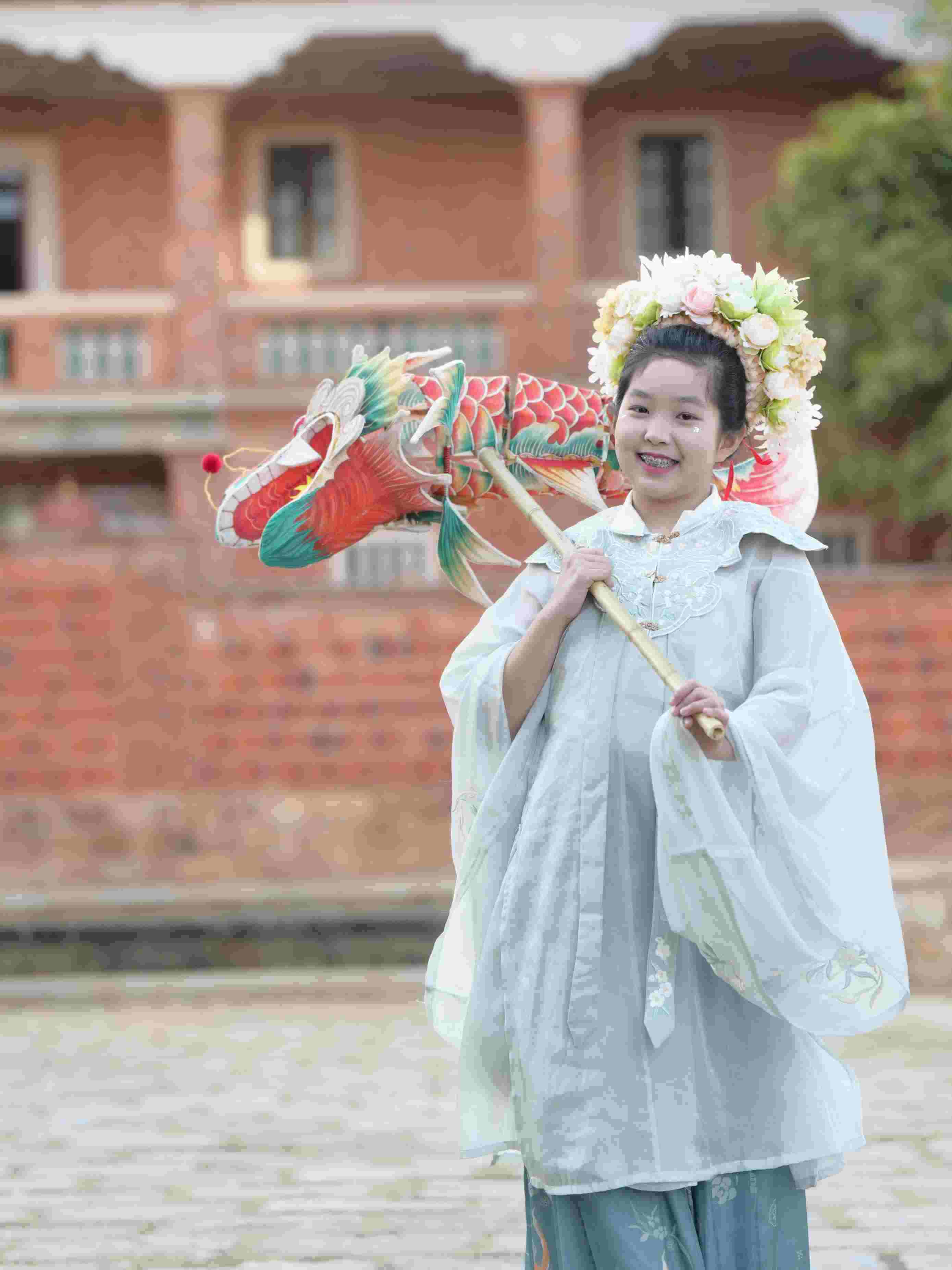 在泉州，沈女士為女兒拍下頭戴簪花的照片。受訪者供圖