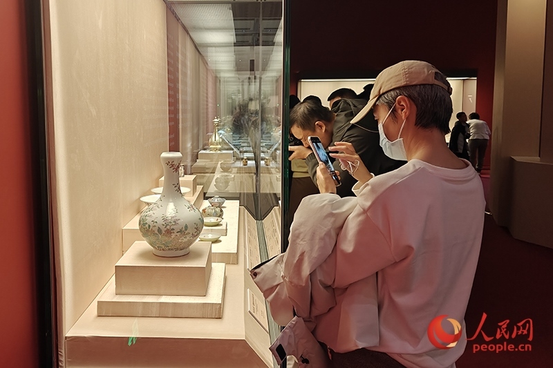 觀眾正在中國國家博物館參觀展覽。人民網(wǎng)記者 韋衍行攝