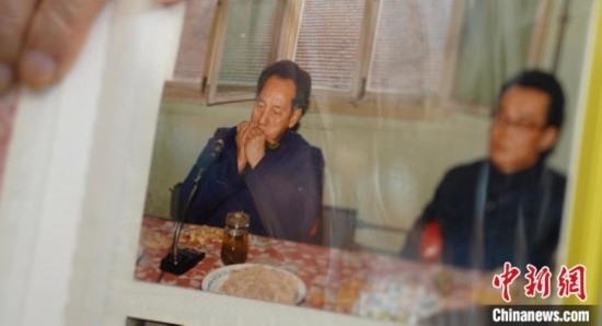 2月7日，劉潤(rùn)林展示1986年黃旭華(左)在同樂會(huì)上吹口琴的老照片。中新社記者 鄒浩 攝