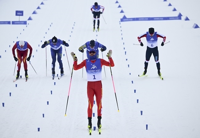 2月8日，王強(qiáng)（中）慶祝奪冠。新華社記者 張龍攝