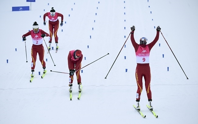 2月8日，李磊（右一）沖過終點(diǎn)后慶祝奪冠。新華社記者 張龍攝