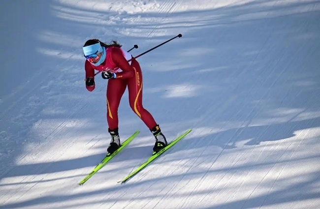 2月9日，中國(guó)隊(duì)選手巴亞尼·加林在比賽中。新華社記者 張龍攝