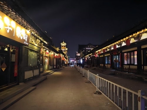 道歉公告發(fā)布后，夜晚10時的古城。人民網記者 黃鈺攝