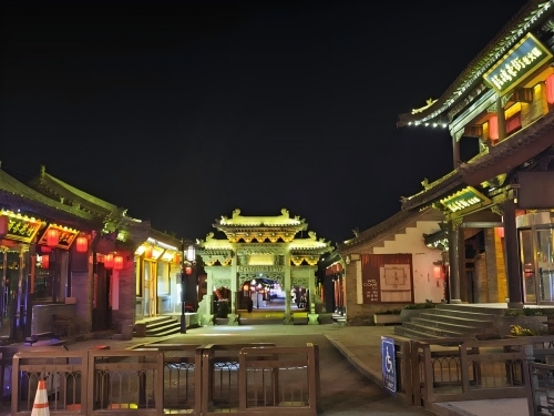 道歉公告發(fā)布后，凌晨5時的古城。人民網記者 黃鈺攝