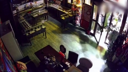 網傳“破門亮燈”畫面。網絡視頻截圖