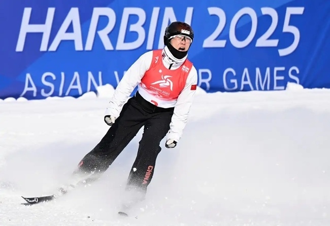 2月9日，徐夢桃在完成動作后慶祝。新華社記者 夏一方攝