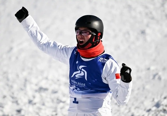 2月9日，李心鵬在比賽后慶祝。新華社記者 夏一方攝