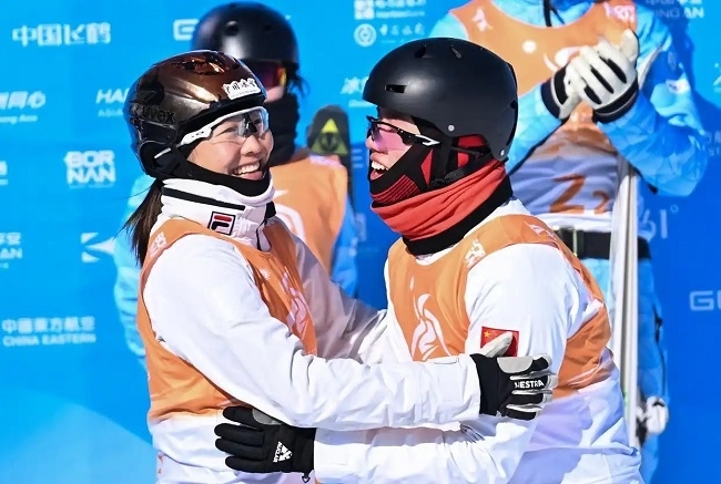 2月10日，中國隊選手李心鵬（前右）與徐夢桃慶祝。新華社記者 楊晨光攝