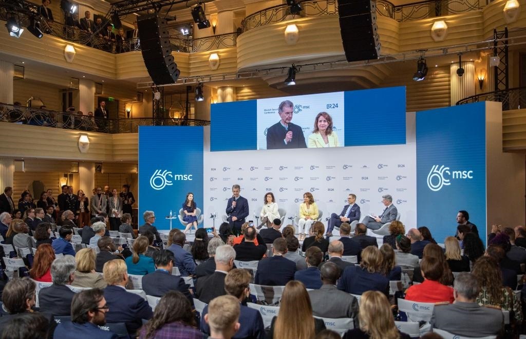 2024年2月18日，慕安會主席克里斯托夫·霍伊斯根（中左二）在德國慕尼黑舉行的第60屆慕尼黑安全會議上發(fā)表閉幕致辭。新華社記者 張帆 攝