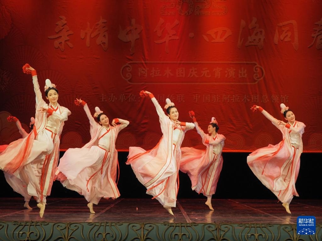 2月11日，在哈薩克斯坦阿拉木圖的阿拜國(guó)家歌劇和芭蕾舞劇院，中國(guó)演員表演舞蹈《元日霓裳》。新華社記者 趙宇 攝