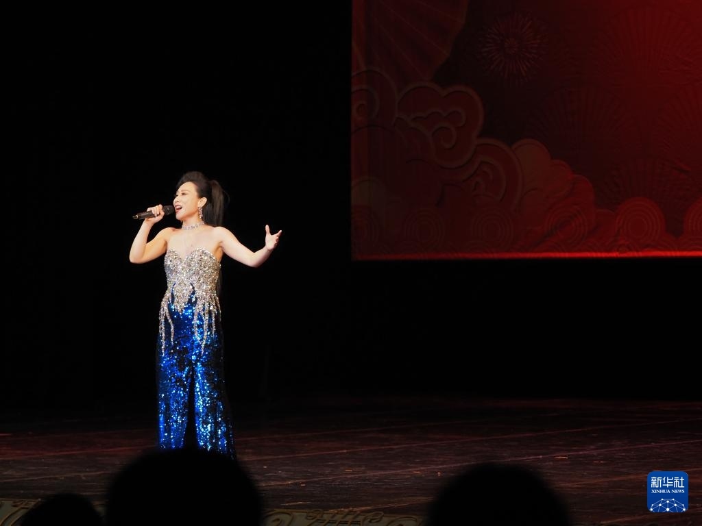 2月11日，歌手在哈薩克斯坦阿拉木圖的阿拜國(guó)家歌劇和芭蕾舞劇院演唱歌曲。新華社記者 趙宇 攝