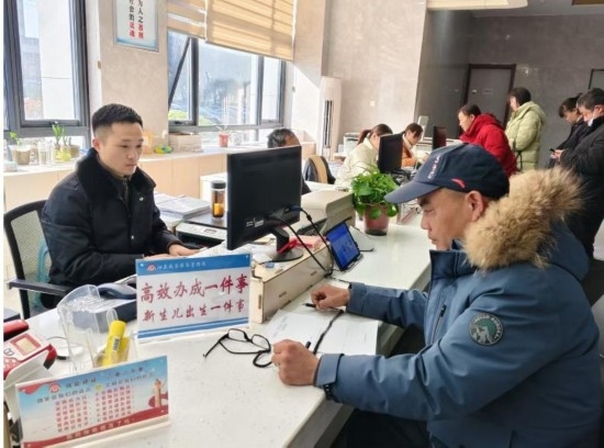 市民在 “高效辦成一件事” 窗口辦理業(yè)務(wù)。彭雪松攝