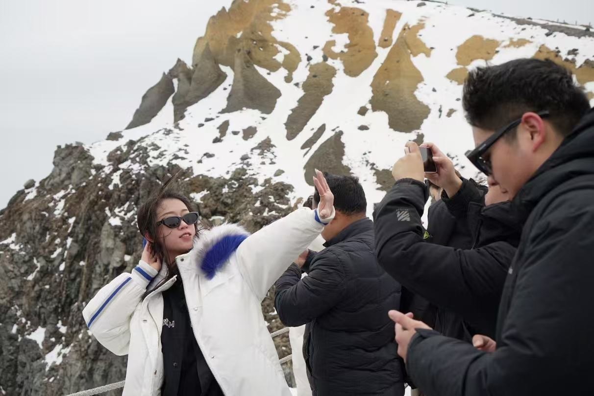 長白山天池旁游客拍照留念。人民網(wǎng) 皇甫萬里攝