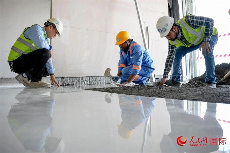 鋪地磚。人民網(wǎng)塔里克·易卜拉欣攝