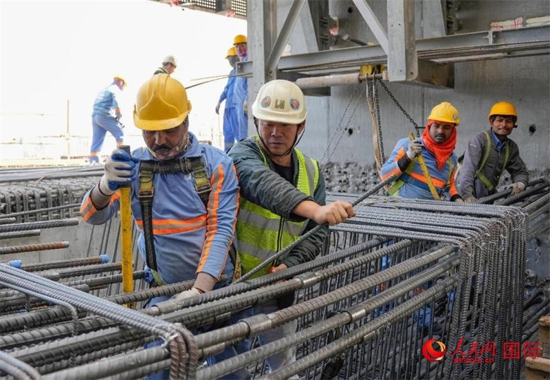 扎鋼筋。人民網(wǎng)塔里克·易卜拉欣攝