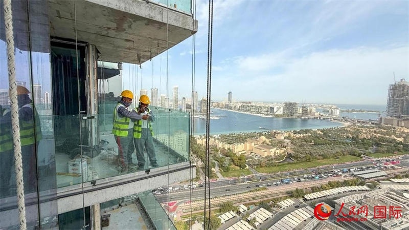 工人正在高層作業(yè)。人民網(wǎng)塔里克·易卜拉欣攝