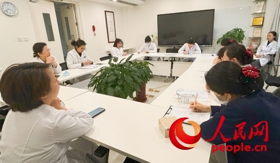 交班會(huì)上，海淀醫(yī)院安寧療護(hù)團(tuán)隊(duì)討論患者和家屬需求。人民網(wǎng)記者 金慧慧攝