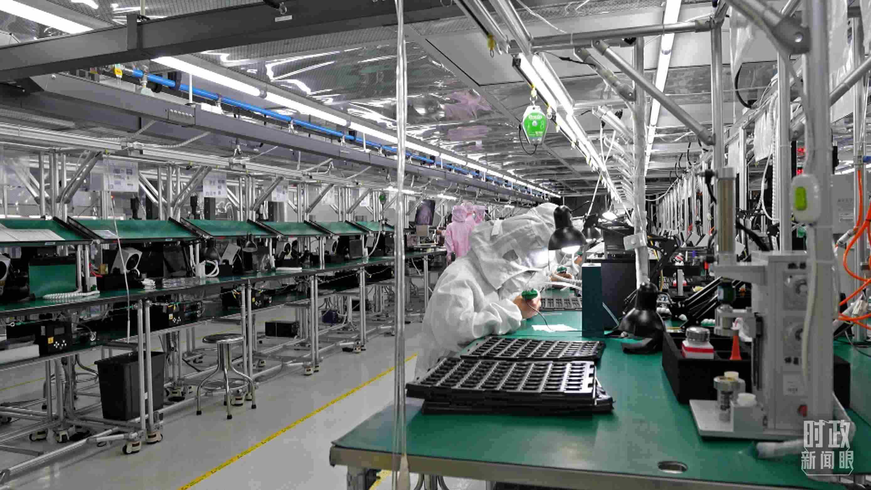 △四川省宜賓市極米光電有限公司的無塵車間光機組裝線。（總臺央視記者范學(xué)禹拍攝）
