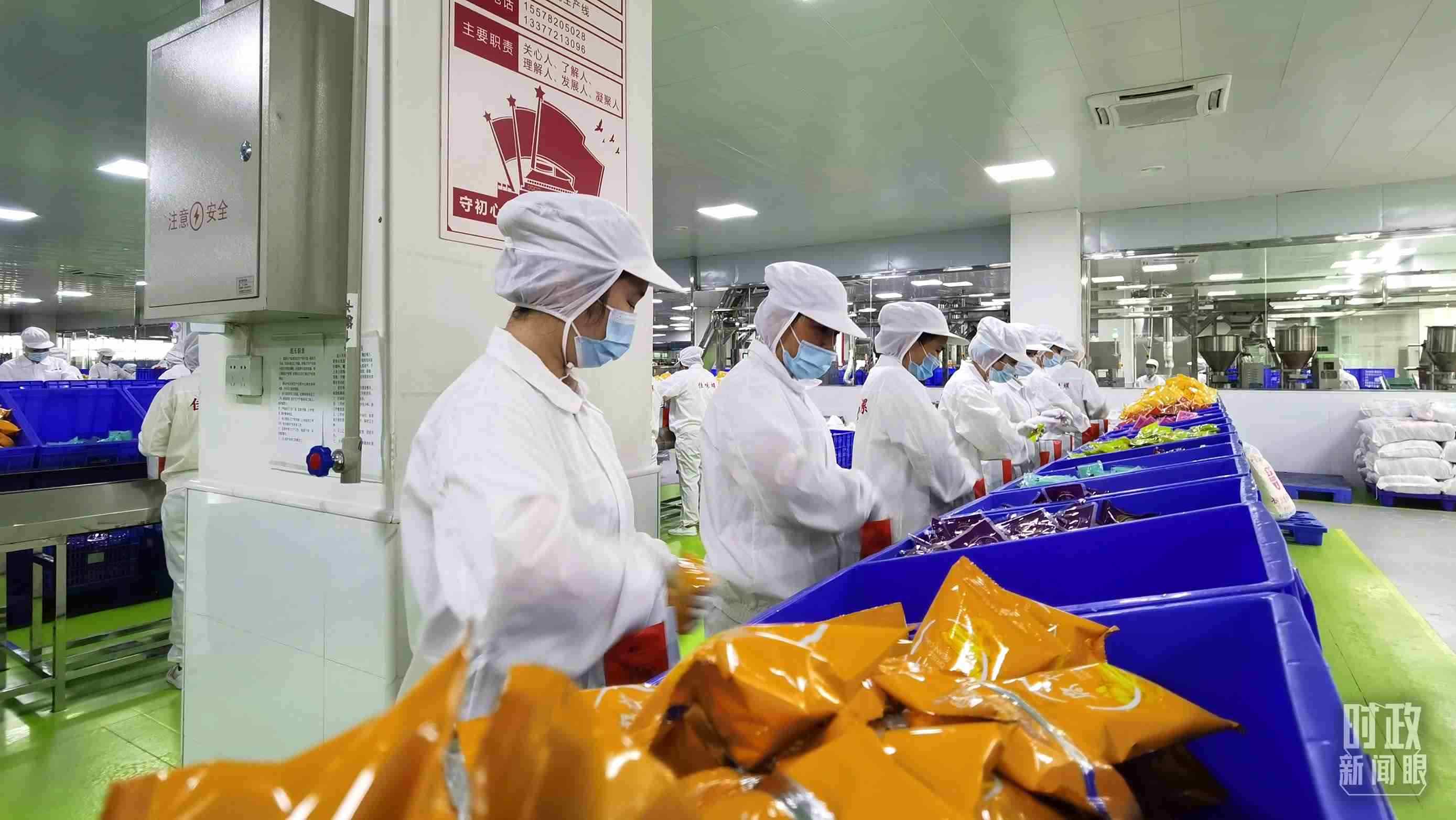 △廣西柳州螺螄粉配料包生產(chǎn)線。（總臺央視記者郭鴻拍攝）