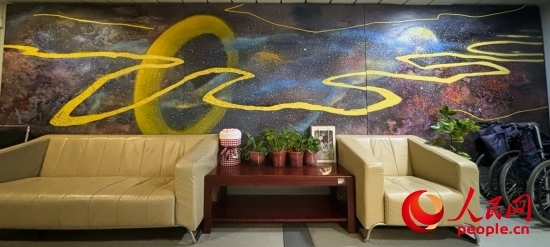 清華長庚醫(yī)院掛著一幅名為“生命長河”的畫，家屬將離世親人的名字寫在上面。人民網(wǎng) 陳葉欣攝