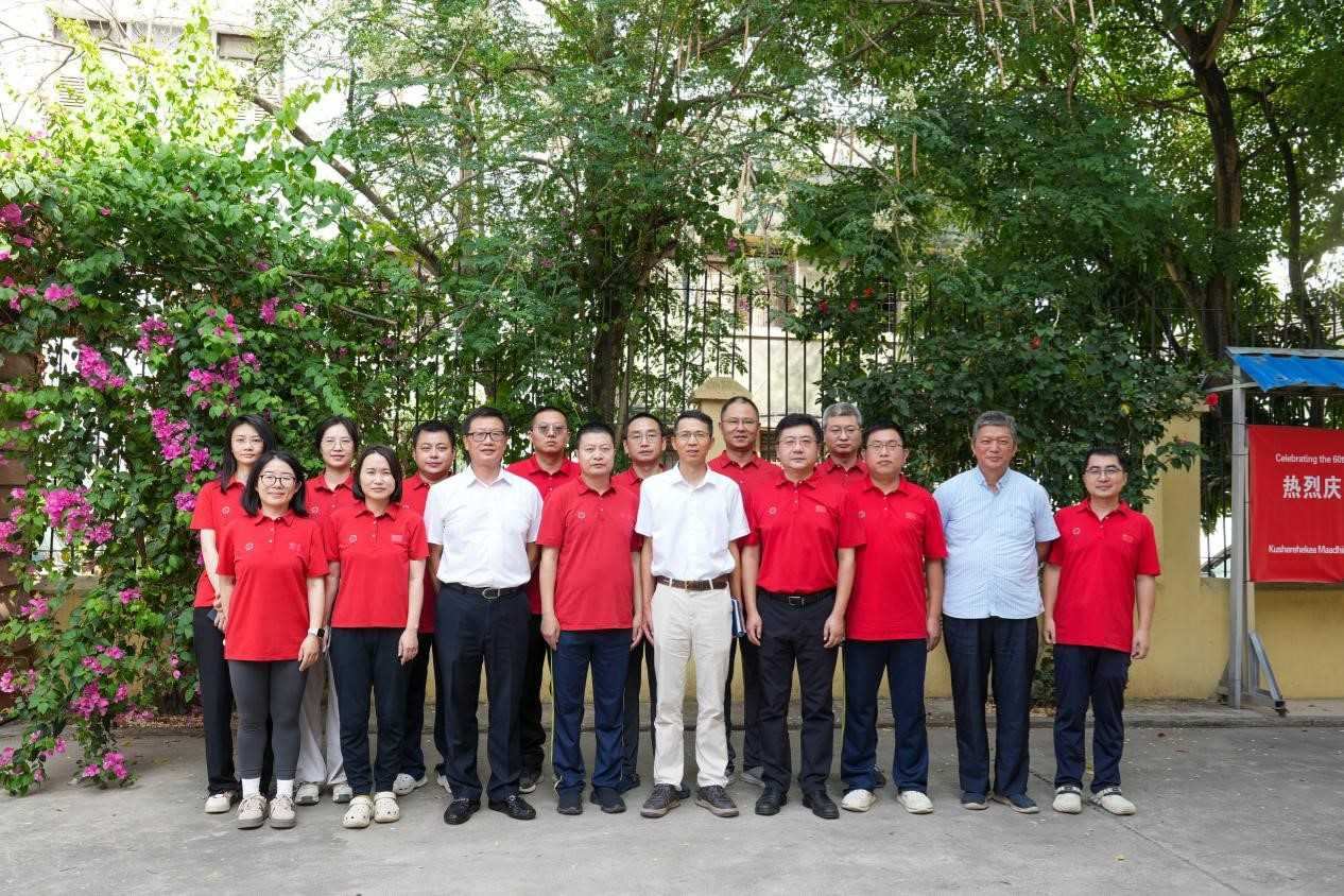 李強(qiáng)華與醫(yī)療隊(duì)合影。中國(guó)援桑醫(yī)療隊(duì)供圖