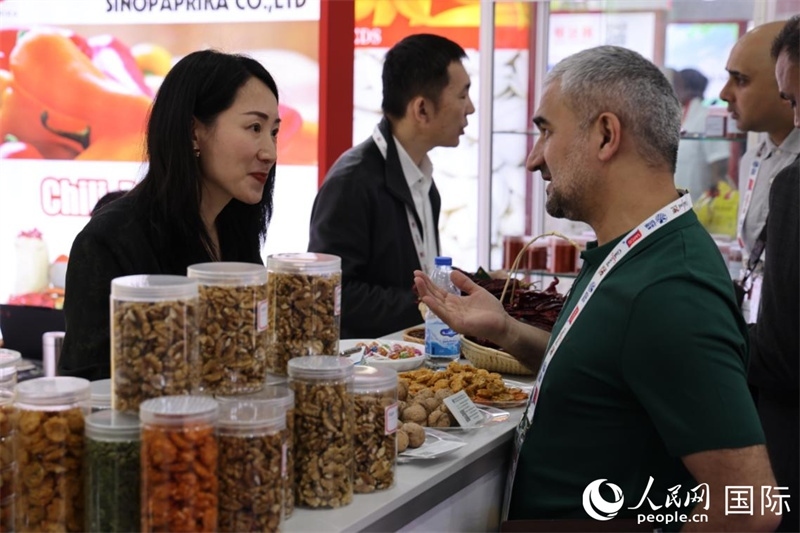 中外商家在第三十屆海灣食品展上交流。人民網(wǎng)記者 張志文攝