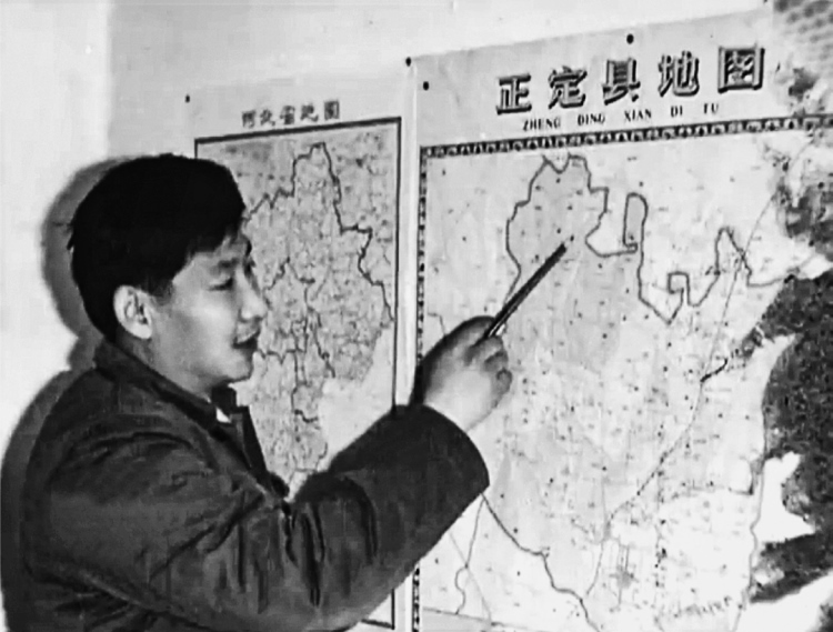 習(xí)近平在辦公室地圖前謀劃正定的發(fā)展。（圖源：《讓群眾過上好日子——習(xí)近平正定足跡》）