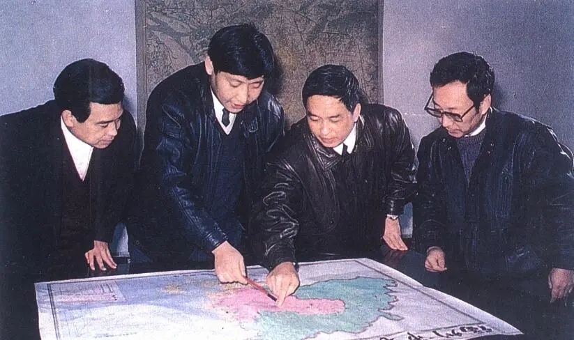 1991年12月，習(xí)近平與同事討論福州市戰(zhàn)略規(guī)劃設(shè)想。（圖源：《習(xí)近平在福州》）