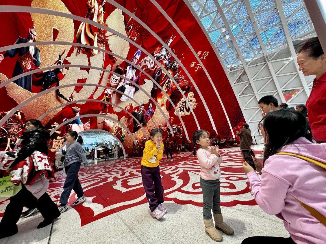 乙巳蛇年春節(jié)期間，影迷在《哪吒之魔童鬧?！肪薹笄芭恼沾蚩?。