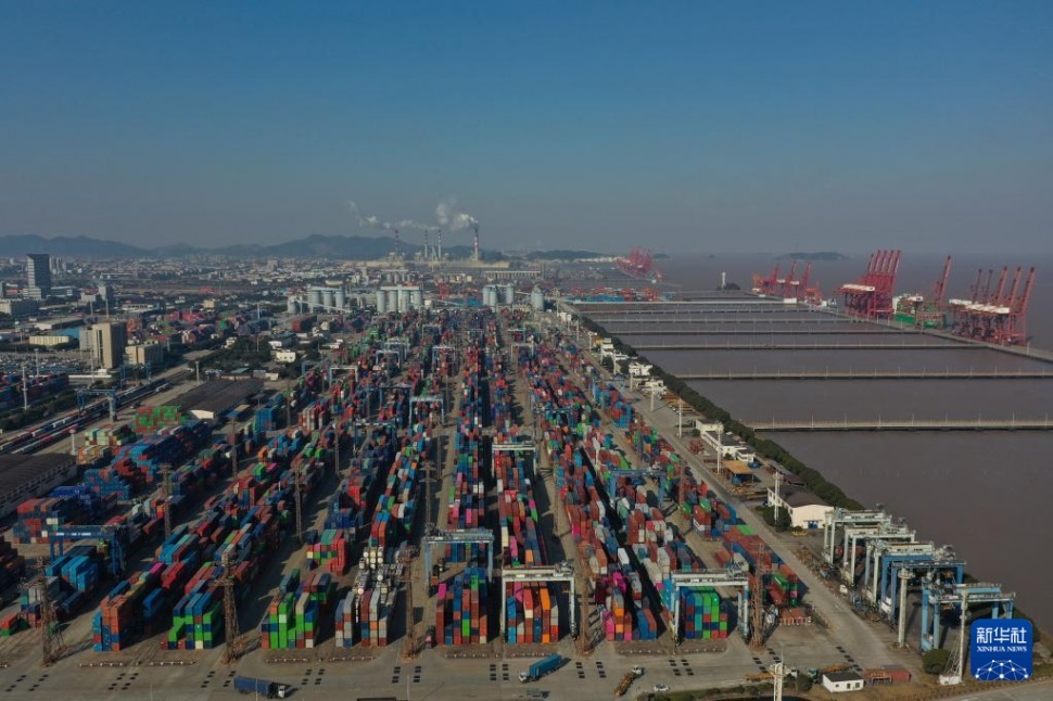  1月24日拍攝的寧波舟山港北侖港區(qū)集裝箱碼頭。 新華社記者 黃宗治 攝