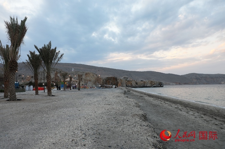 圖為阿曼穆桑代姆一處海灘公園。人民網(wǎng)記者 沈小曉攝