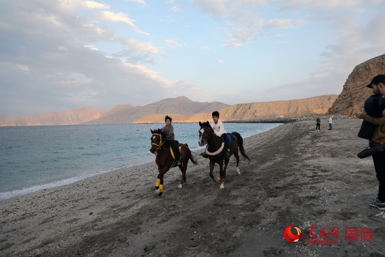 圖為游客在穆桑代姆一處海灘公園休閑玩耍。人民網(wǎng)記者 沈小曉攝