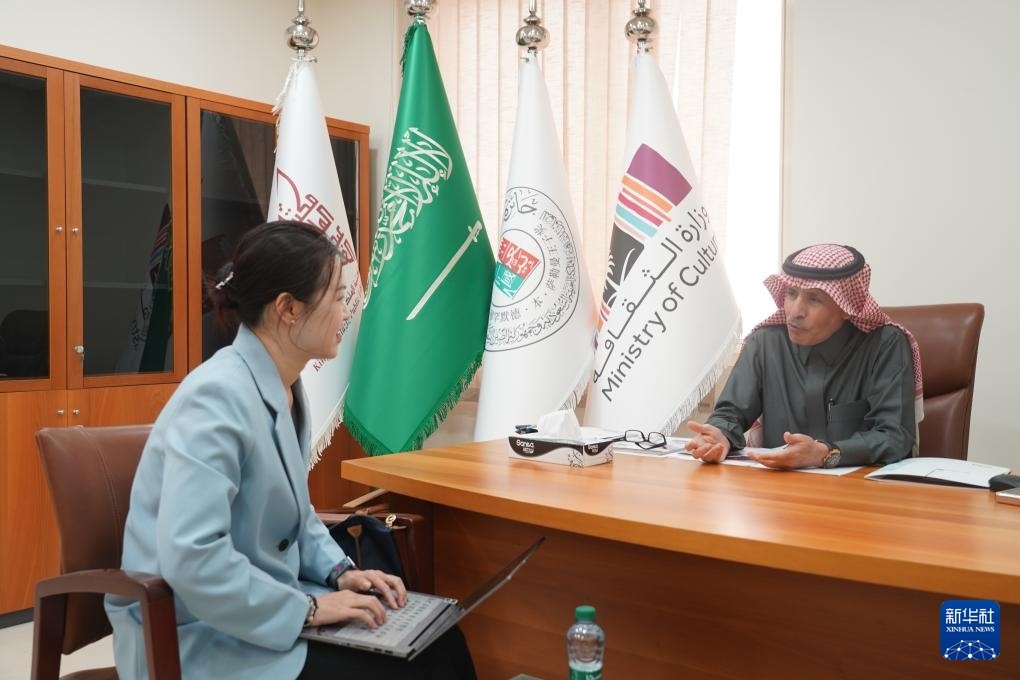 2月19日，“穆罕默德·本·薩勒曼王子沙特-中國文化合作獎”（簡稱“穆罕默德·本·薩勒曼王子獎”）秘書長阿卜杜勒·穆赫辛·阿基利（右）在沙特首都利雅得接受新華社記者專訪。新華社記者 尹炣 攝