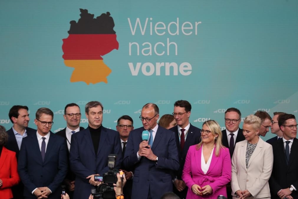 2月23日，在德國(guó)柏林的基督教民主聯(lián)盟總部，聯(lián)盟黨總理候選人默茨（中）在出口民調(diào)顯示領(lǐng)先后接受祝賀。新華社記者杜哲宇攝