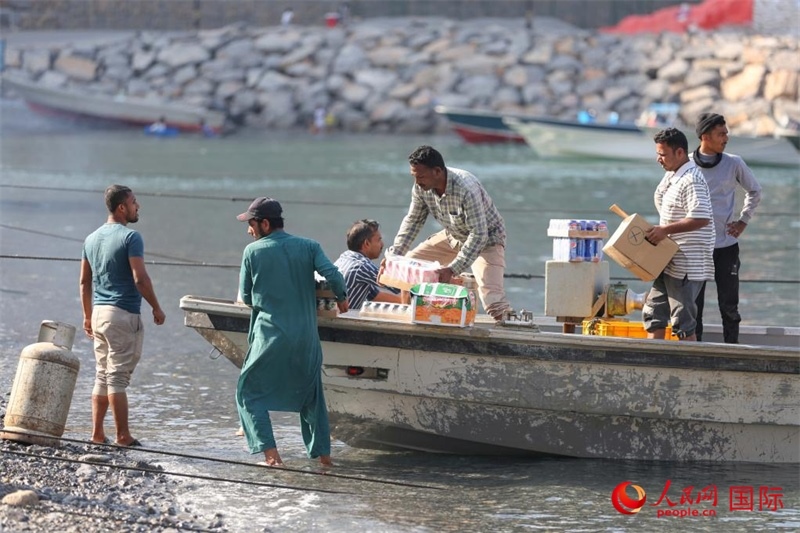 當地人們在運送生活物資。人民網 塔里克·易卜拉欣攝