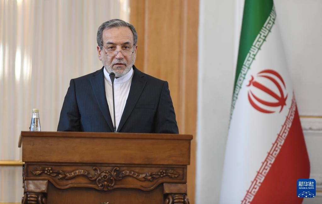 2月25日，在伊朗德黑蘭，伊朗外交部長阿拉格齊出席聯(lián)合新聞發(fā)布會。新華社記者 沙達提 攝