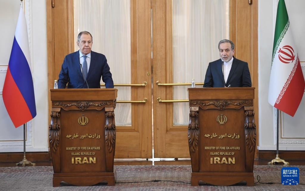 2月25日，在伊朗德黑蘭，伊朗外交部長阿拉格齊（右）與俄羅斯外長拉夫羅夫出席聯(lián)合新聞發(fā)布會。新華社記者 沙達提 攝