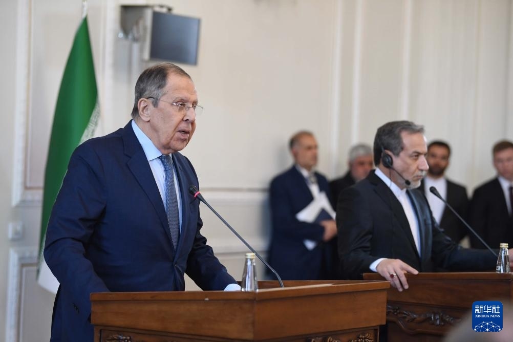 2月25日，在伊朗德黑蘭，俄羅斯外長拉夫羅夫（左）與伊朗外交部長阿拉格齊出席聯(lián)合新聞發(fā)布會。新華社記者 沙達提 攝