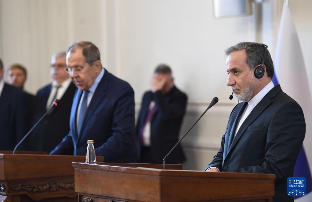 2月25日，在伊朗德黑蘭，伊朗外交部長阿拉格齊（右）與俄羅斯外長拉夫羅夫出席聯(lián)合新聞發(fā)布會。新華社記者 沙達提 攝