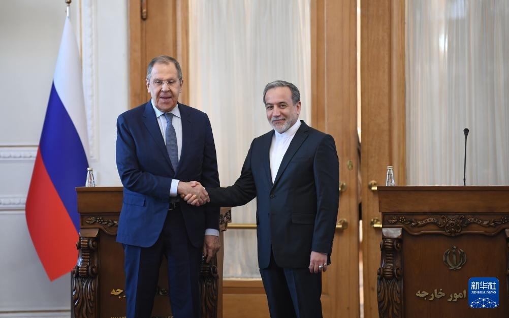 2月25日，在伊朗德黑蘭，伊朗外交部長阿拉格齊（右）與俄羅斯外長拉夫羅夫出席聯(lián)合新聞發(fā)布會。新華社記者 沙達提 攝