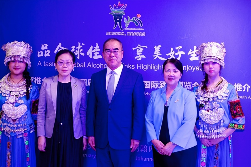 潘慶江總領(lǐng)事與王洪波秘書(shū)長(zhǎng)合影。（南非貴州商會(huì)供圖）