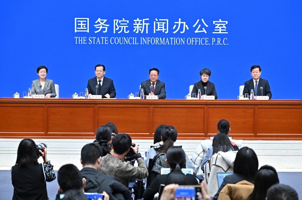 2月28日，國務(wù)院新聞辦公室在北京舉行國務(wù)院政策例行吹風(fēng)會，民政部副部長唐承沛、財政部副部長郭婷婷、自然資源部副部長許大純、住房城鄉(xiāng)建設(shè)部副部長姜萬榮和國務(wù)院新聞辦公室新聞發(fā)言人介紹2024年國務(wù)院部門辦理全國人大代表建議和全國政協(xié)提案工作有關(guān)情況，并答記者問。新華社記者 李鑫 攝