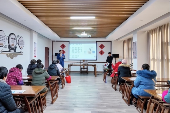 實(shí)踐支隊(duì)隊(duì)員在涇河村進(jìn)行反詐宣講。學(xué)校供圖