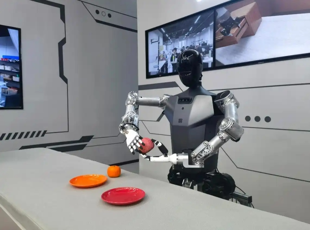 △2025年2月24日，北京“機器人大世界”展出的機器人正在完成日常家務(wù)。