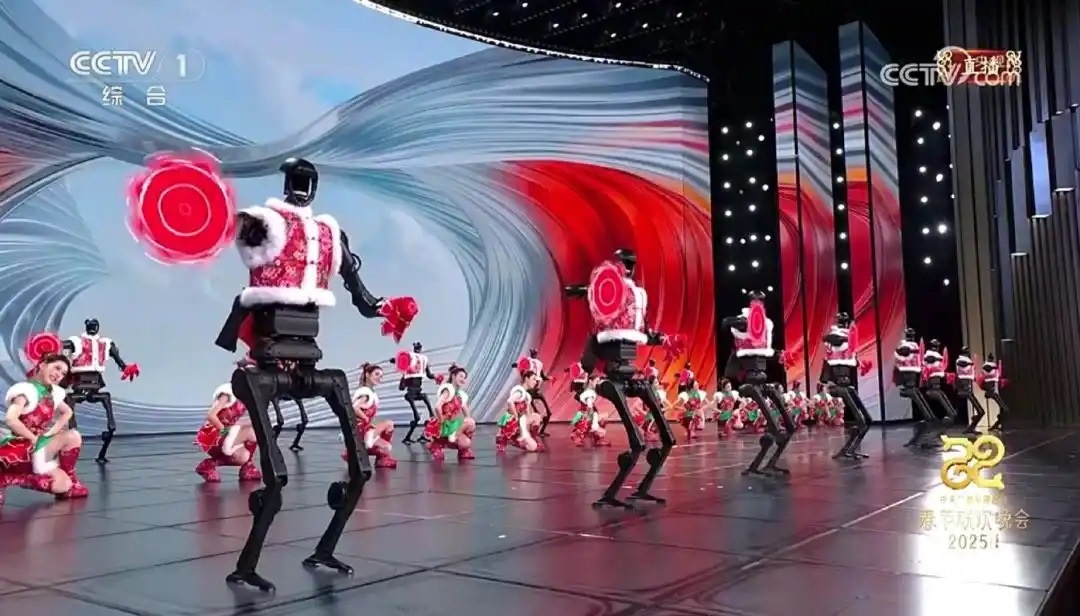 △今年春晚，宇樹科技人形機器人身穿東北特色的花棉襖扭秧歌，呈現(xiàn)出全新視覺效果。
